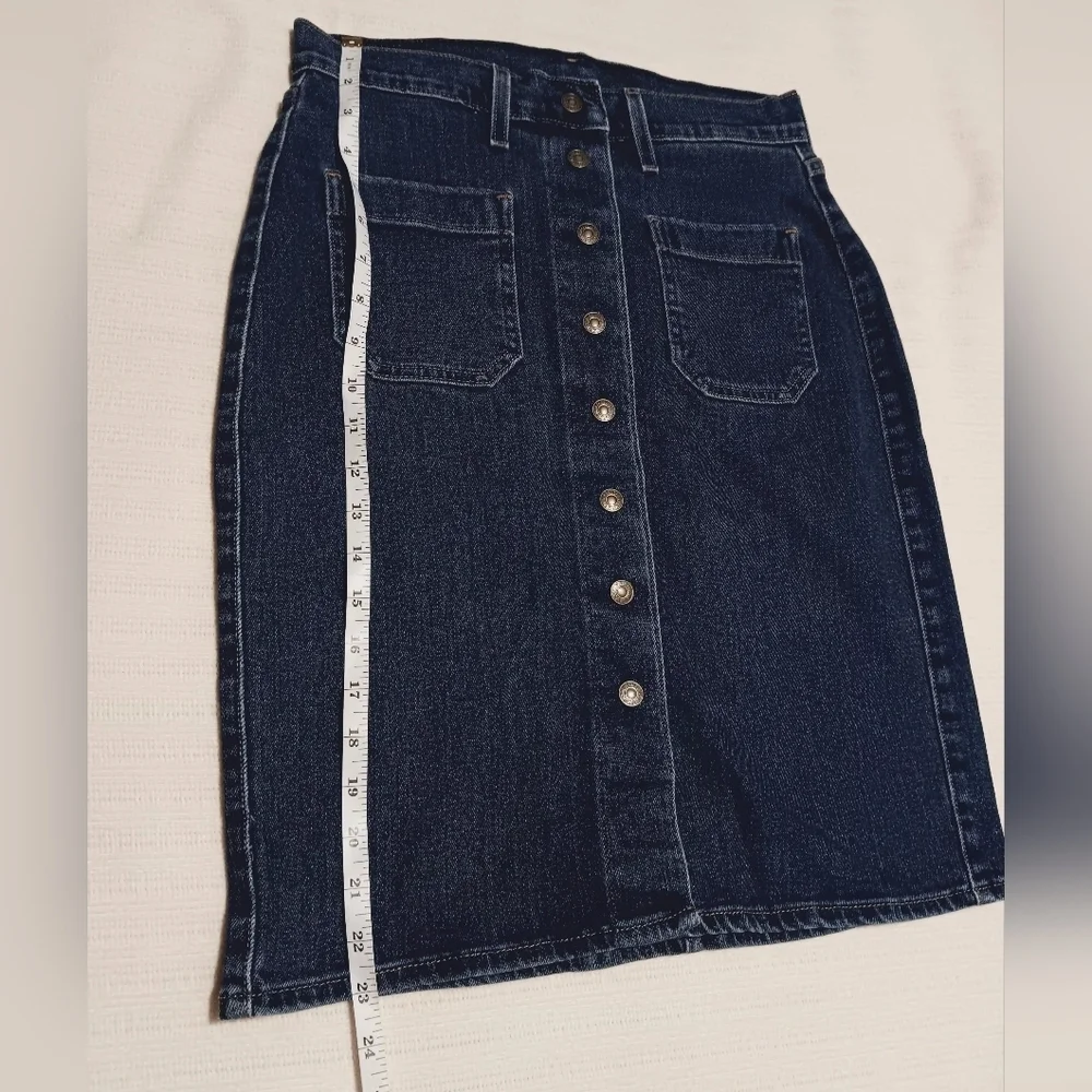 Levi’s snap front denim knee length skirt Size 26
